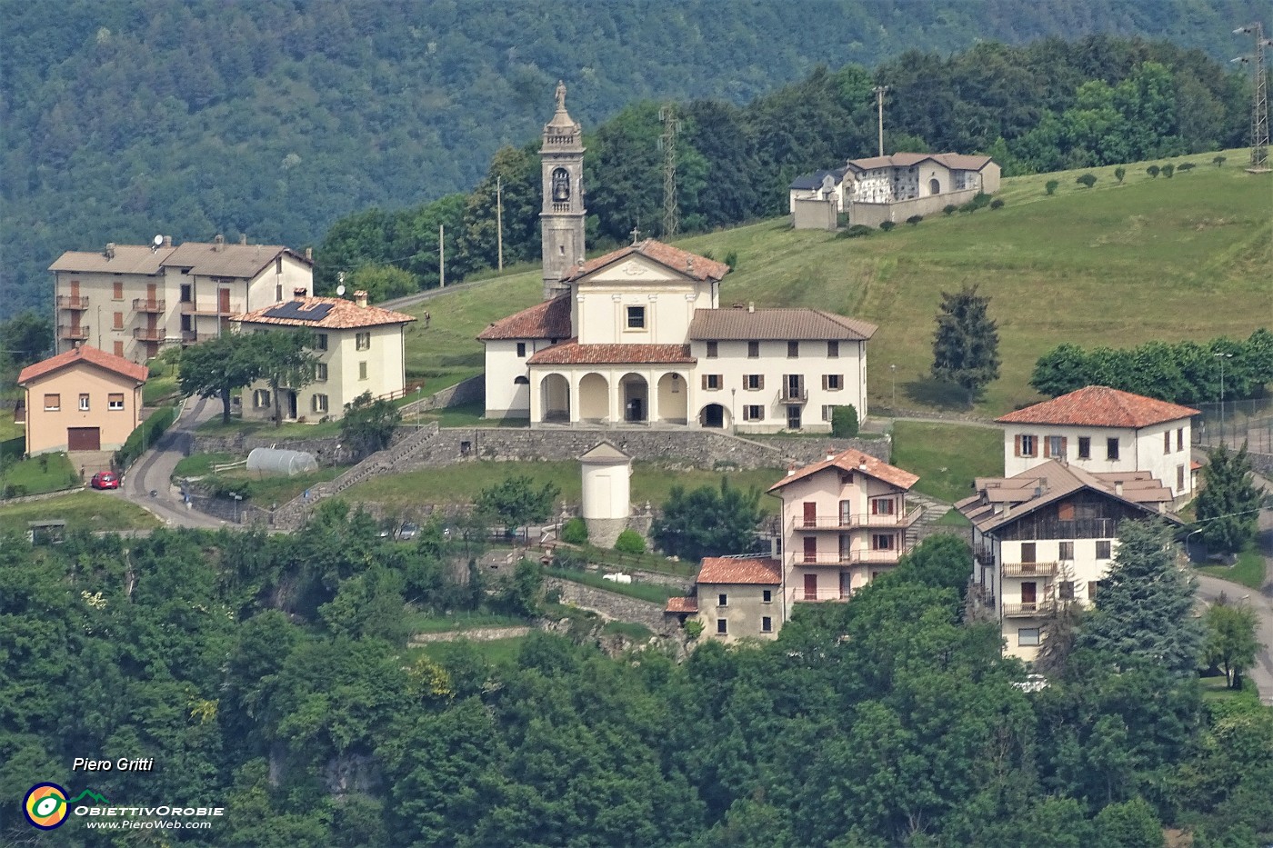 15 Salendo in Corna Bianca zoom su Miragolo San Marco, frazione di Zogno.JPG